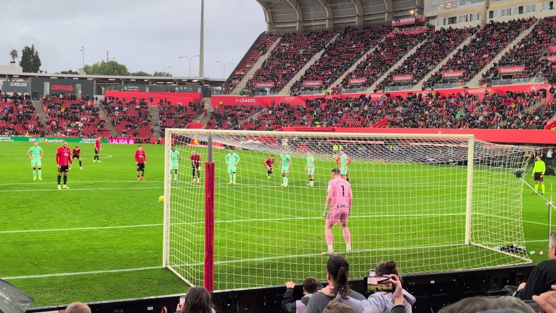 米兰体育 APP 赛况界面示意